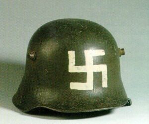 Stahlhelm mit Hakenkreuz